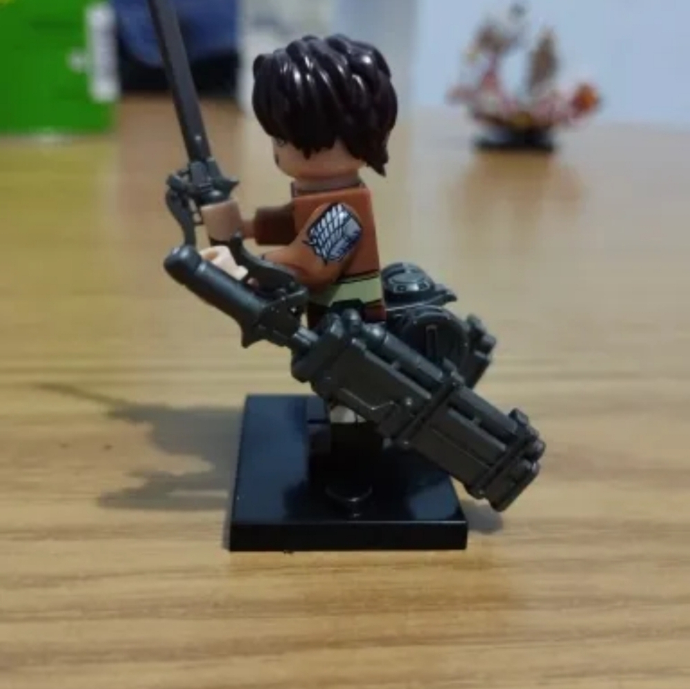 New Attack on the Titan 4 mini figure set - Picture 7 of 12